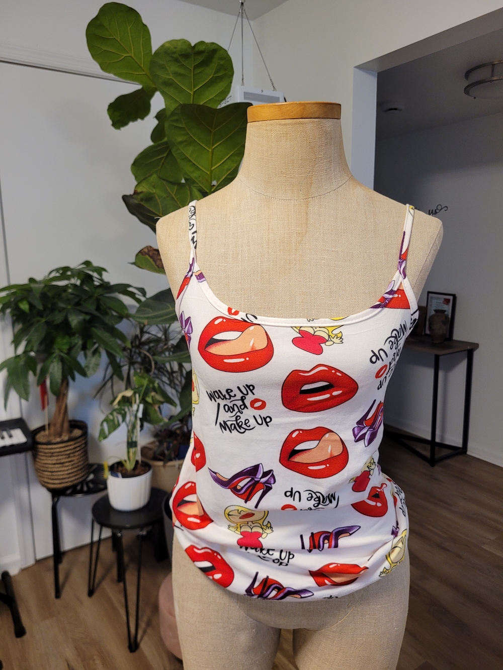 New! White Graphic Lip Print Cami Tank Top